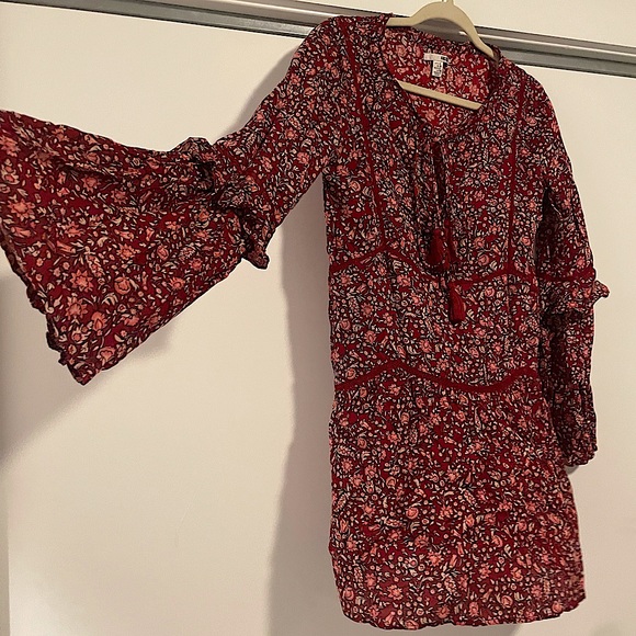 🌺 Fun, Flirty, Floral Dress 🌸 Tie-Up Neck & Ruffled with Lace - Picture 1 of 2